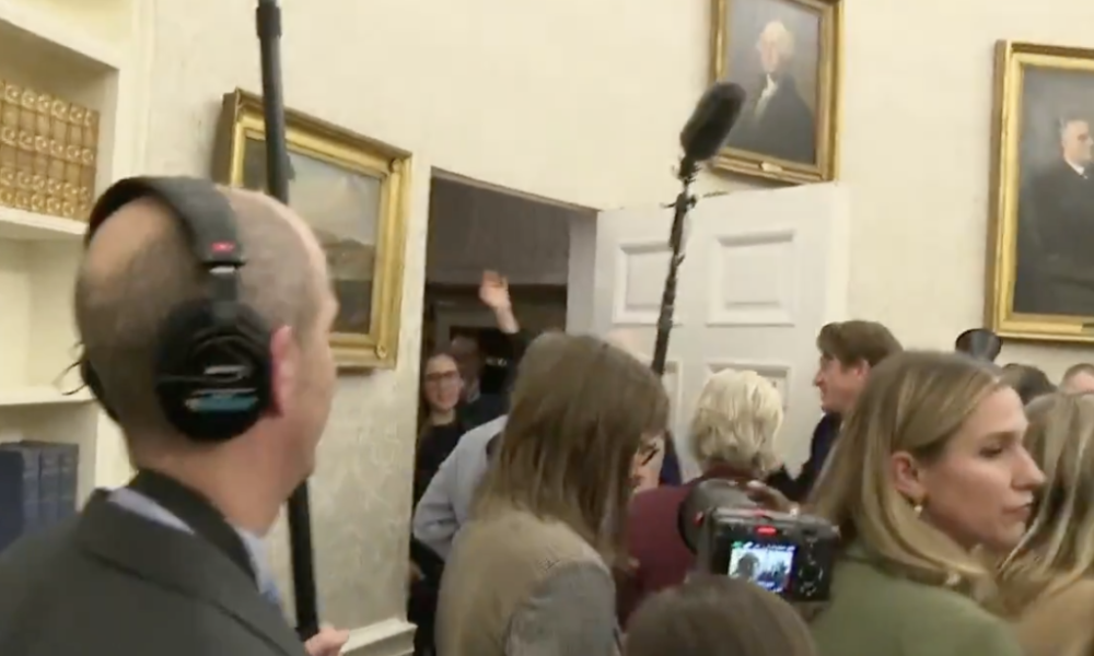 WATCH: Biden Staffers “Screaming at the Press” to Stop Questions as Brandon Makes “Weird Faces” in Wild “Clown Show” Moment WATCH: Biden Staffers “Screaming at the Press” to Stop Questions as Brandon Makes “Weird Faces” in Wild “Clown Show” Moment