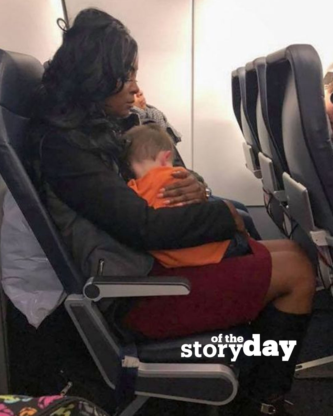 HE CRAWLED INTO MY LAP MID-FLIGHT—AND NO ONE CAME TO CLAIM HIM