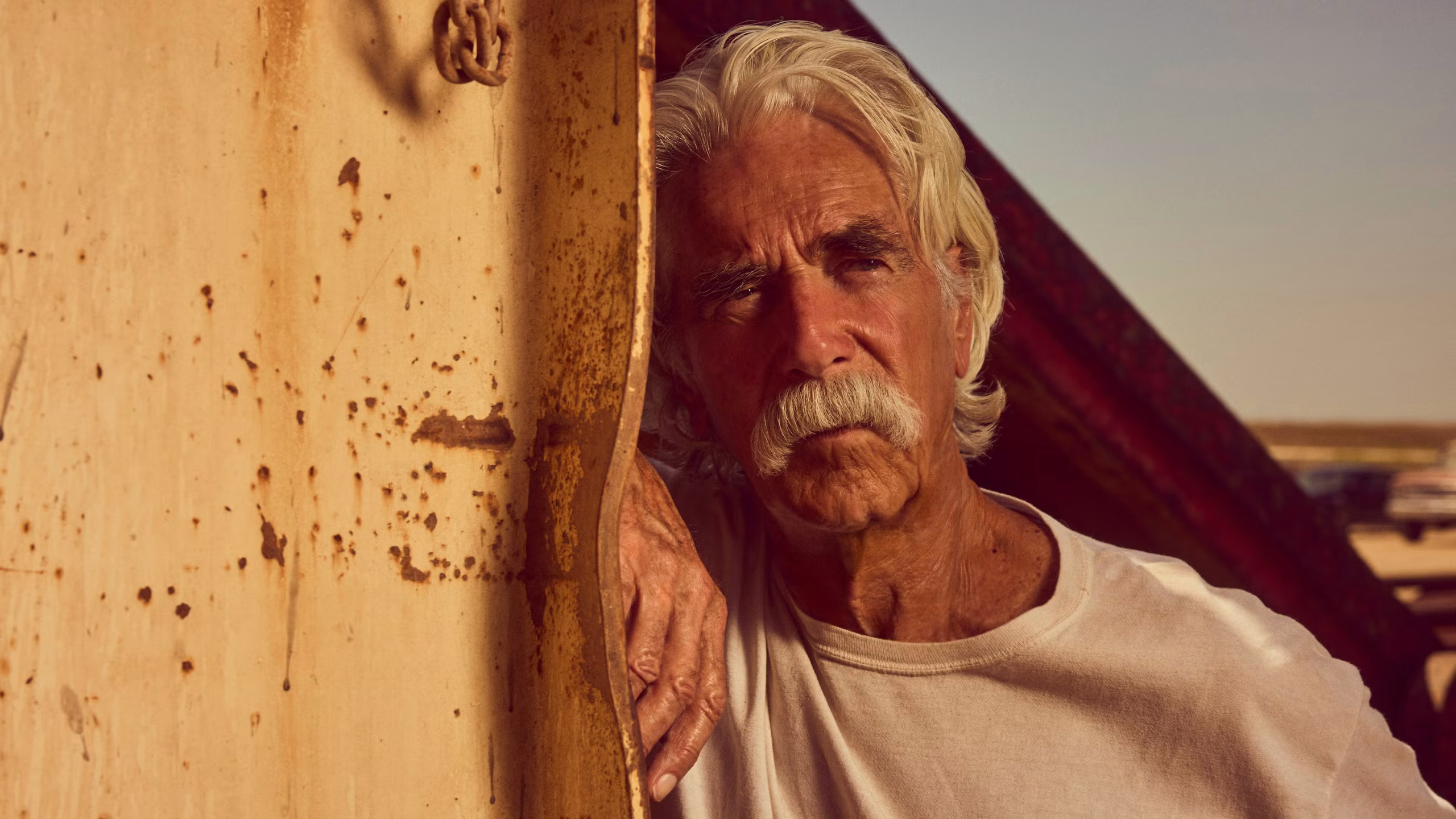 ONE SILENT MOMENT AND AN ENTIRE AUDIENCE STOPPED BREATHING. At 81, Sam Elliott didn’t fall. He didn’t scream. He didn’t give us a cinematic breakdown.